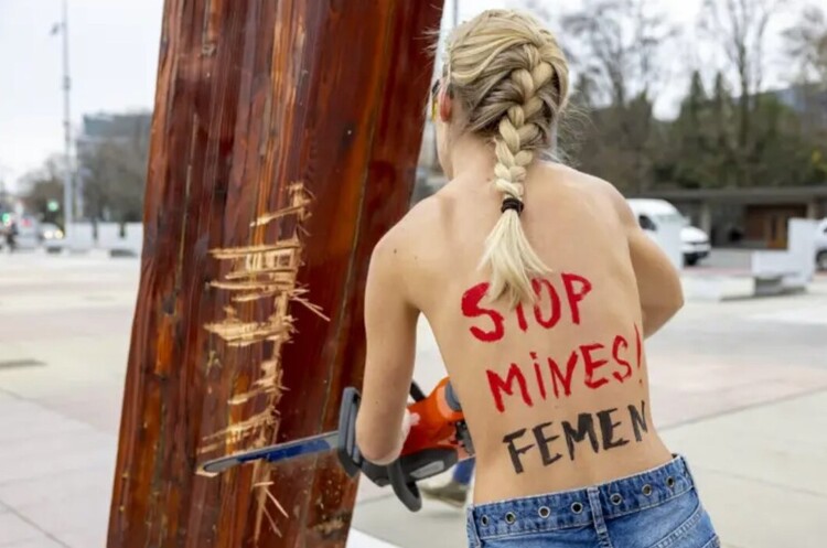 фото EPA\Shutterstock Femen влаштували антиросійську акцію в Женеві і пошкодили пам’ятник біля ООН