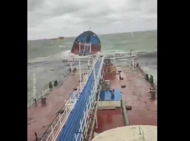 Скріншот з відео У Керченській протоці два російських танкери йдуть на дно