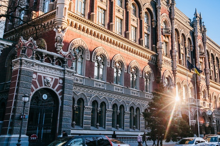 Нацбанк знизив курс долара після історичного максимуму Нацбанк знизив курс долара після історичного максимуму