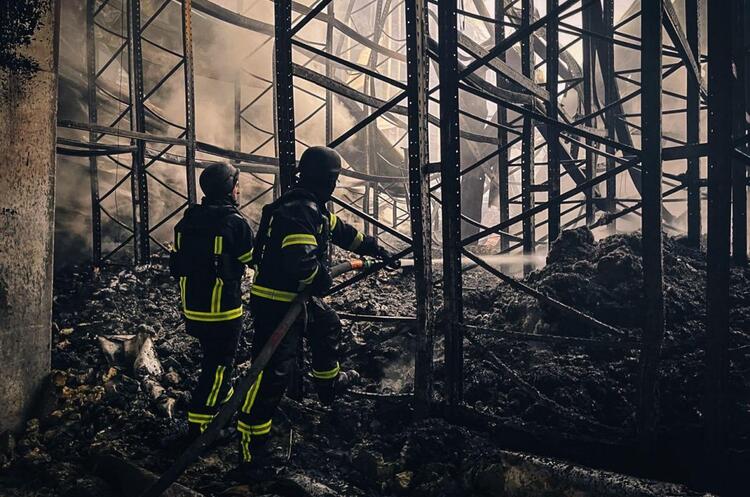 Фото: ДСНС Київщини росіяни зруйнували склад «Сільпо» на Київщині: знищено товару на 400 млн грн