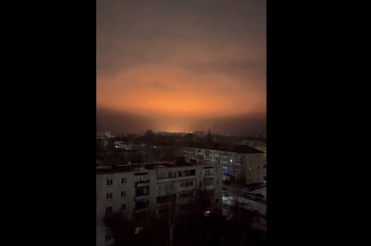 Скріншот з відео Орловську область рф атакували безпілотники: горить нафтобаза