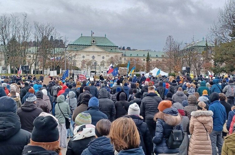 aktuality.sk «Зрадник!» – у Братиславі словаки вийшли на акцію протесту проти поїздки Фіцо до путіна