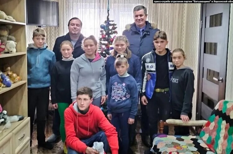 Олександр Якущенко (другий справа) та інші вихованці дитячого будинку в Херсонській області Один з українських дітей, вивезених в росію, покінчив життя самогубством – розслідування