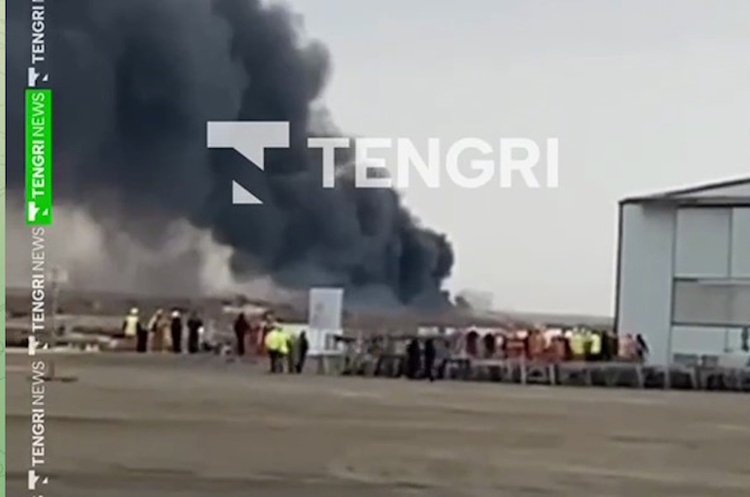 Скриншот з відео Азербайджанський літак збили так само, як Boeing МАУ в Ірані – Defence Express