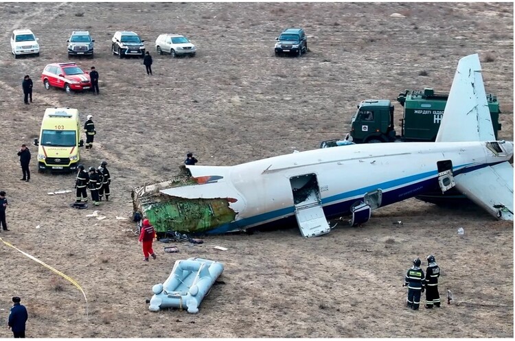 фото AP Photo / Azamat Sarsenbayev Reuters з посиланням на джерела в Азербайджані: літак Azerbaijan Airlines збила російська ППО
