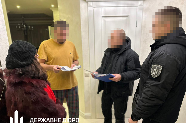 Фото: ДБР ДБР викрило експосадовця Міноборони та двох керівників держпідприємства, через яких бойові підрозділи отримали браковані кулемети