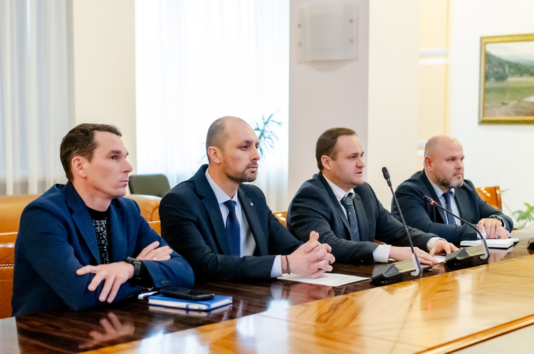 Олександр Семирга - другий ліворуч Міністр розвитку представив нового очільника Адміністрації морських портів України