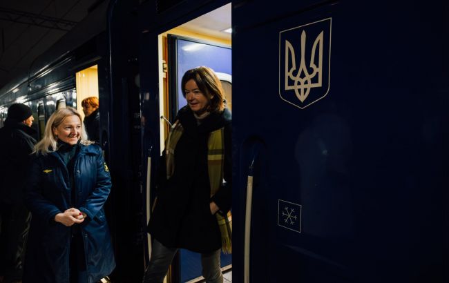 До Києва прибула глава МЗС Словенії До Києва прибула глава МЗС Словенії