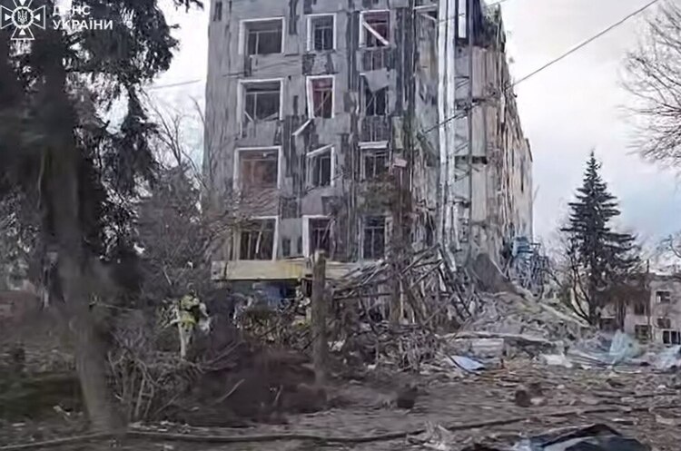 Скриншот з відео Зеленський показав наслідки удару по Ізюму