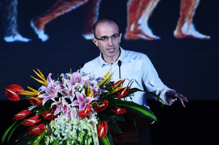 Yuval Noah Harari «Людство домінує на планеті завдяки історіям, але незабаром втратить лідерство». Про що ще попереджає Юваль Ной Харарі