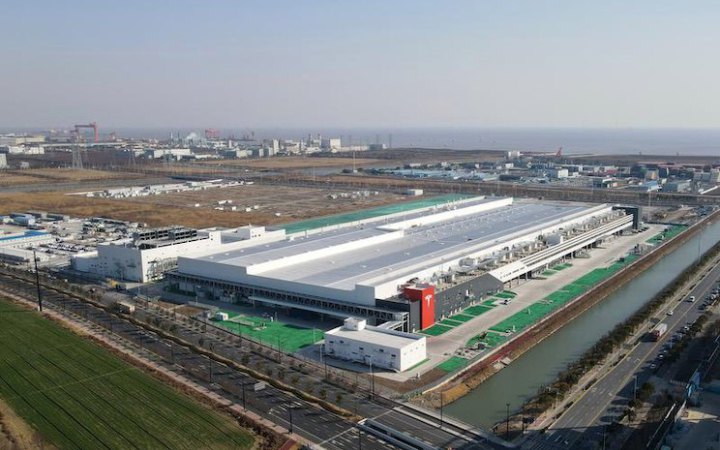 Фото: Xinhua Tesla запустила виробництво на новому заводі в Шанхаї