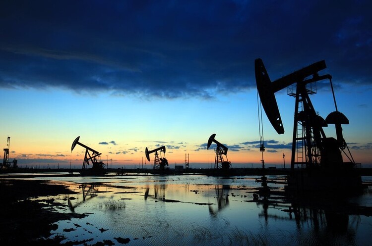 фото Shutterstock Reuters: російські нафтові компанії змушені скорочувати видобуток нафти, бо їм немає кому її продавати