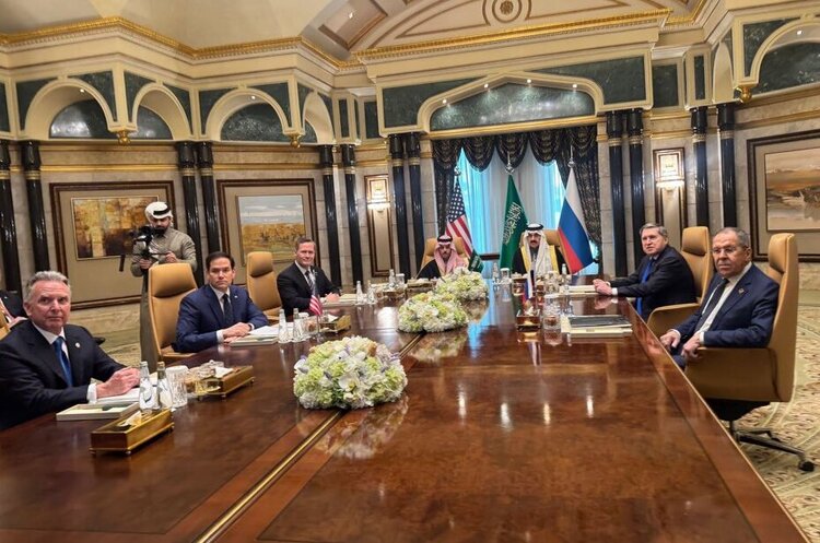 Lavrov says the deployment of a NATO peacekeeping contingent to Ukraine is unacceptable for Russia Lavrov says the deployment of a NATO peacekeeping contingent to Ukraine is unacceptable for Russia