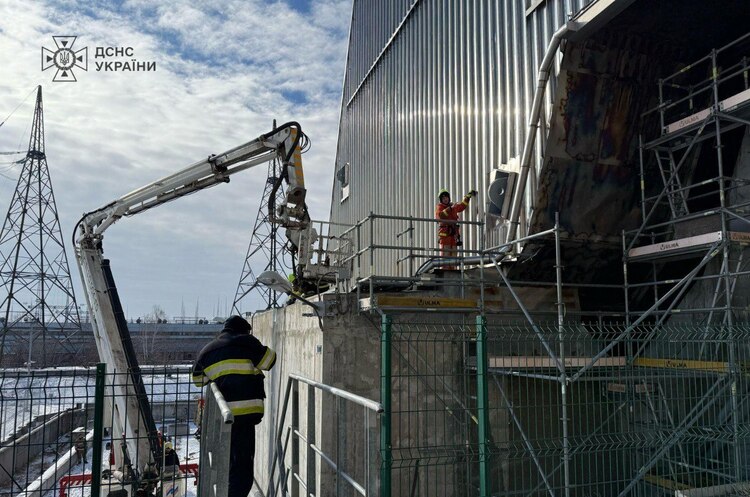 Фото: ДСНС України На ЧАЕС шостий день ліквідовують наслідки атаки