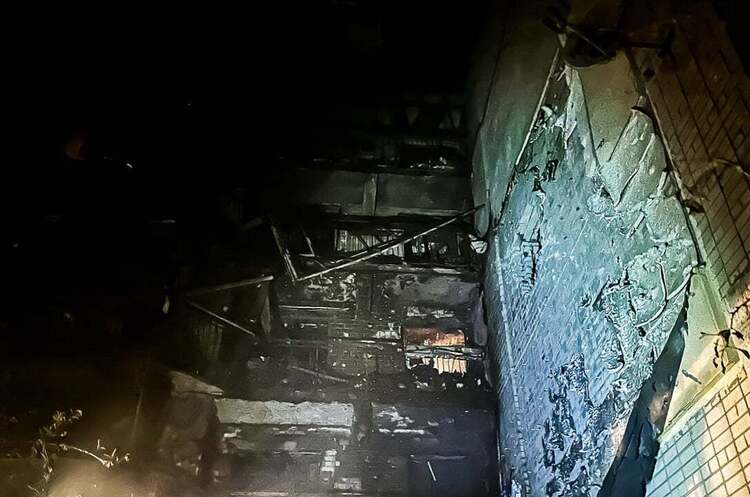 Ворог атакував Херсон: авіабомба влучила в багатоповерхівку Ворог атакував Херсон: авіабомба влучила в багатоповерхівку