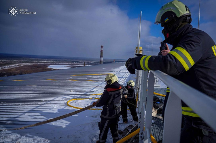 Удар росіян по ЧАЕС: рятувальники розкривають частину конструкції саркофагу Удар росіян по ЧАЕС: рятувальники розкривають частину конструкції саркофагу