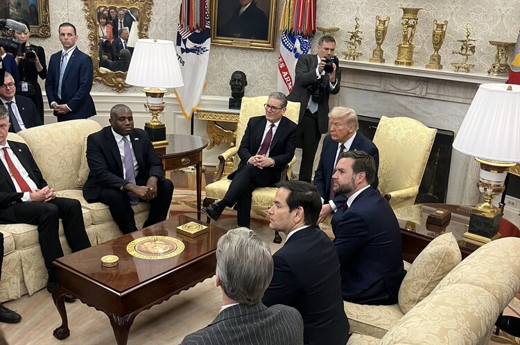 фото DR Стармер, як і Макрон, перебив Трампа, щоб пояснити йому, що Європа не позичила допомогу Україні, а подарувала