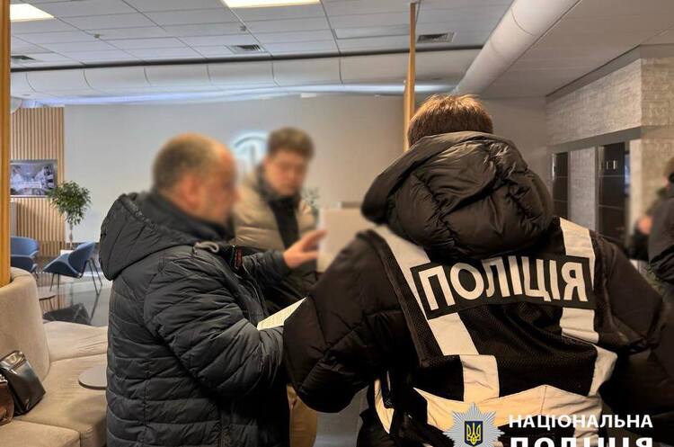 Фото: Національна поліція У Києві правоохоронці проводять обшуки на чотирьох фармзаводах