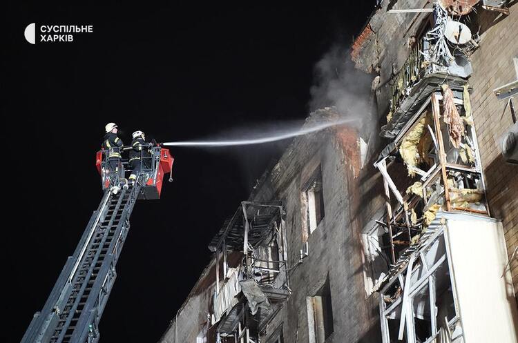 Фото: Суспільне Харків У центрі Харкова дрон влучив у багатоповерхівку: серед поранених – шестирічна дитина