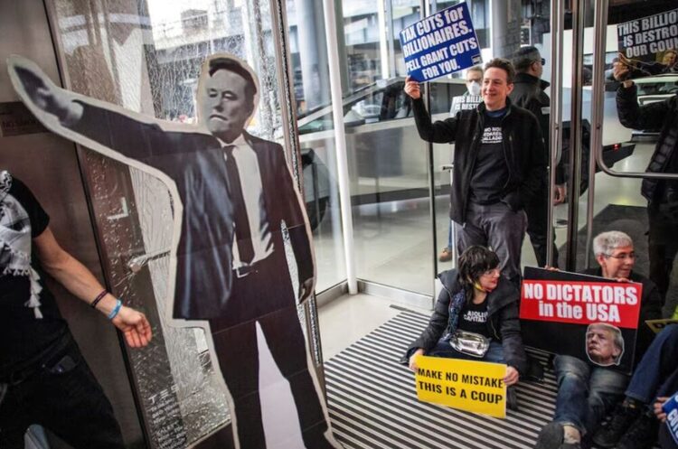 Фото: LEONARDO MUNOZ/AFP via Getty Images «Спаліть Tesla: врятуйте демократію»: у Нью-Йорку протестували проти Маска