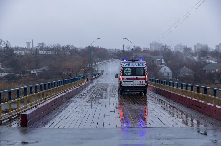 По тимчасовому мосту в Балаклії «швидкі» везуть пацієнтів у клінічну лікарню навіть з навколишніх громад Міст, який об’єднує. Як Балаклійська громада планує відбудову мосту, зруйнованого росіянами