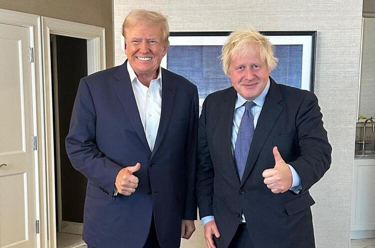 Зустріч Джонсона із Трампом під час передвиборчої кампанії останнього влітку 2024 року Борис Джонсон: «Я вірю, що Трамп не може дозволити світу думати, що він програв боягузливому вбивці»