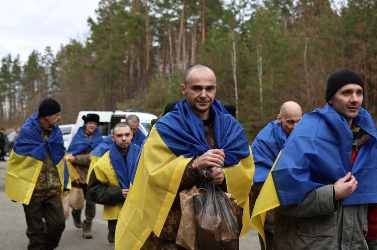 Україна здійснила один із найбільших обмінів полонених із рф Україна здійснила один із найбільших обмінів полонених із рф