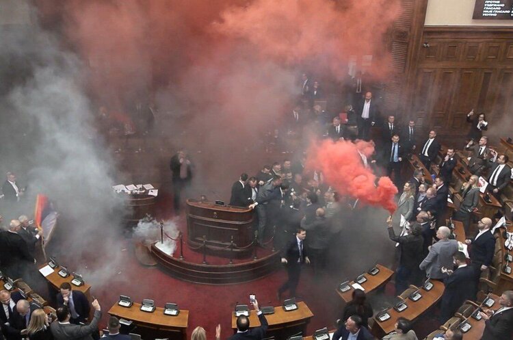 Бійка в парламенті Сербії 4 березня Уряд Сербії оголосив про відставку через масові протести