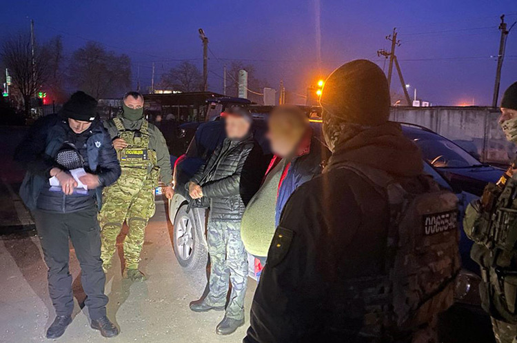 У Хмельницькому викрили псевдоволонтерів, які продавали автівки для ЗСУ У Хмельницькому викрили псевдоволонтерів, які продавали автівки для ЗСУ