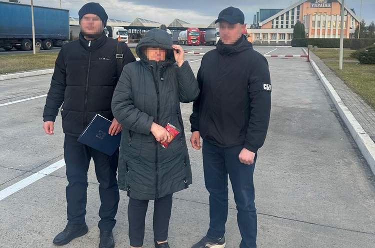 Фото: БЕБ До України екстрадували підозрювану у справі про розтрату державних коштів