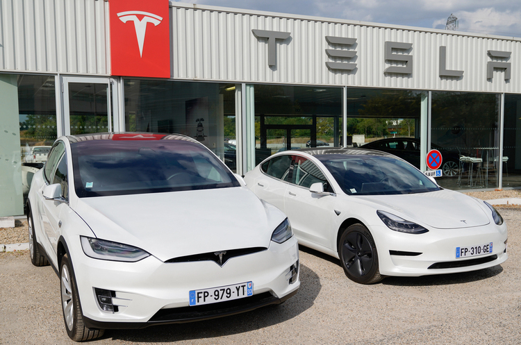 Продажі Tesla впали майже вдвічі – The Guardian Продажі Tesla впали майже вдвічі – The Guardian