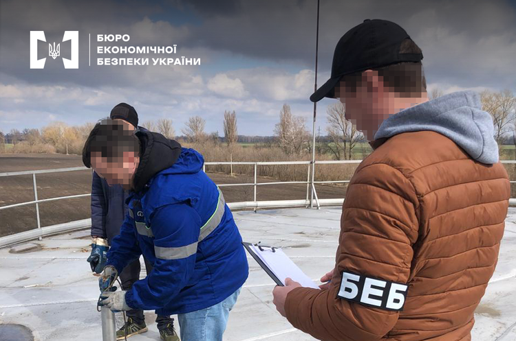 Фото: БЕБ БЕБ викрило службовців нафтопереробного заводу в ухиленні від сплати податків