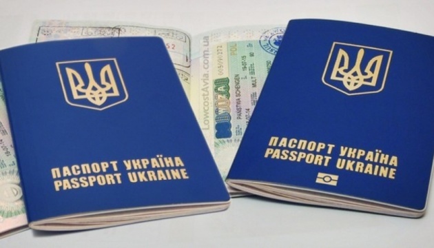 Паспорт без візиту у військкомат: нові правила для чоловіків за кордоном Паспорт без візиту у військкомат: нові правила для чоловіків за кордоном