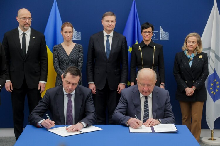 Україна посилює співпрацю з ЄС у сферах космосу та медицини – Шмигаль Україна посилює співпрацю з ЄС у сферах космосу та медицини – Шмигаль