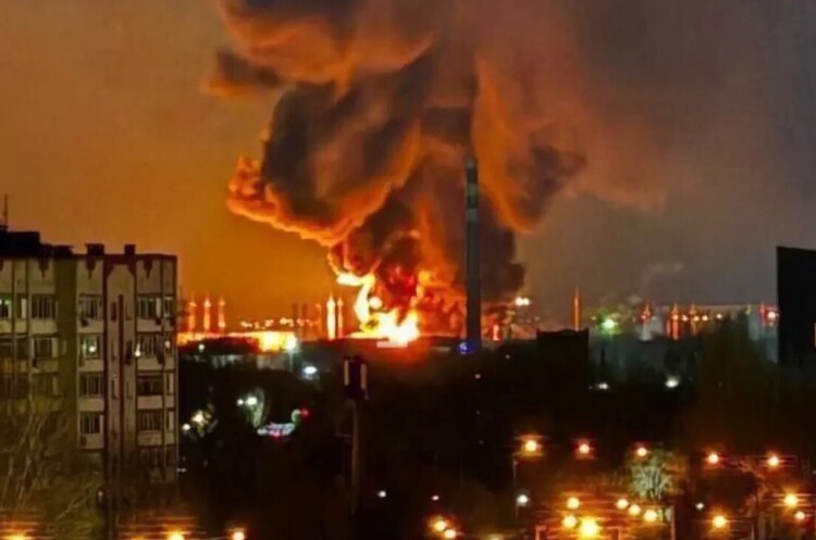 Українські БПЛА вдарили по заводу вибухівки в російському Дзержинську, пошкодивши ключові об'єкти Українські БПЛА вдарили по заводу вибухівки в російському Дзержинську, пошкодивши ключові об'єкти