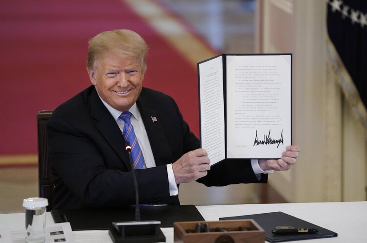 Трамп продовжив американські санкції проти росії на рік Трамп продовжив американські санкції проти росії на рік
