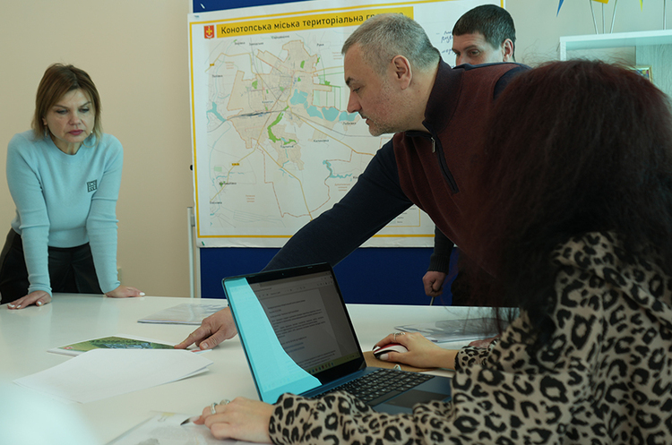 Команда Конотопської громади планує управління відходами для Конотопсько-Роменського кластеру (Сумська обл.) Конотопська громада планує повоєнне відновлення, налагоджуючи систему управління відходами
