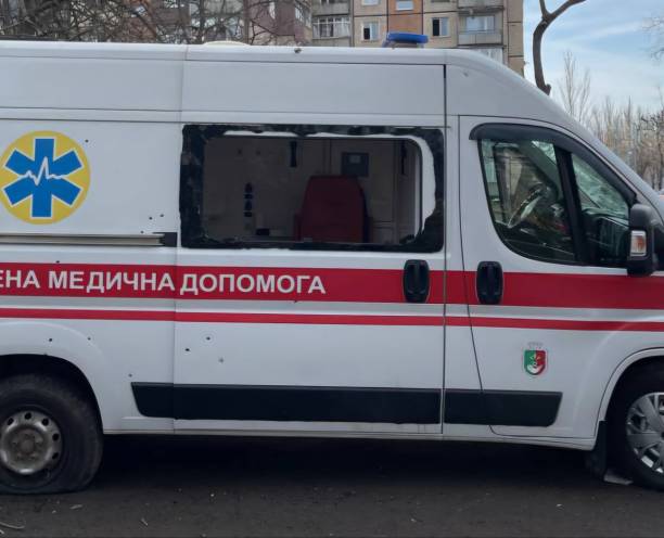 рф скинула вибухівку з дрона на швидку в Херсоні рф скинула вибухівку з дрона на швидку в Херсоні