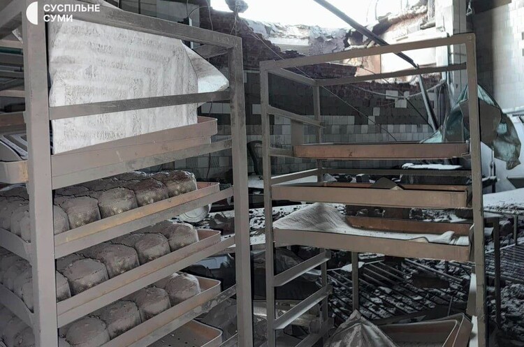 фото Суспільне росіяни вдарили по Сумах і розбомбили цех, який випікає паски