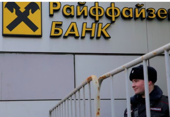 Raiffeisen Bank призупинив продаж російської «дочки» через потепління відносин між США й росією – FT Raiffeisen Bank призупинив продаж російської «дочки» через потепління відносин між США й росією – FT