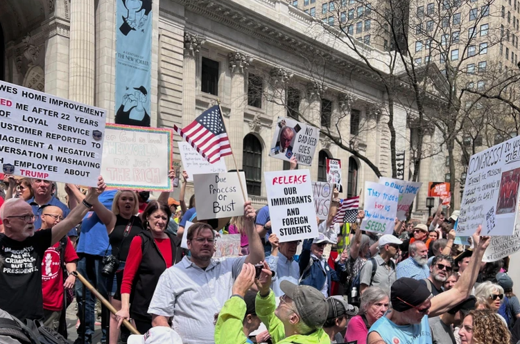 Фото: АР У США відбулися протести проти політики Трампа