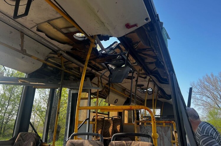 Фото: ДСНС Кількість постраждалих внаслідок російського удару по автобусу в Марганці зросла до 54
