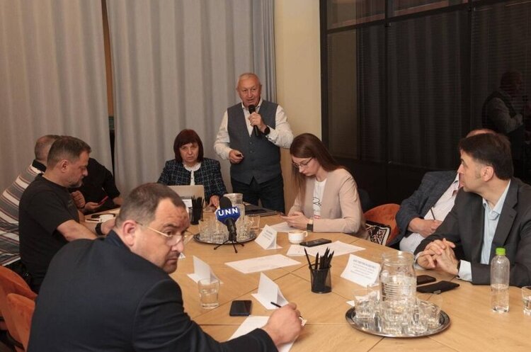 Громадськість та науковці закликали владу якнайшвидше навести лад на ринку лікарських засобів Громадськість та науковці закликали владу якнайшвидше навести лад на ринку лікарських засобів
