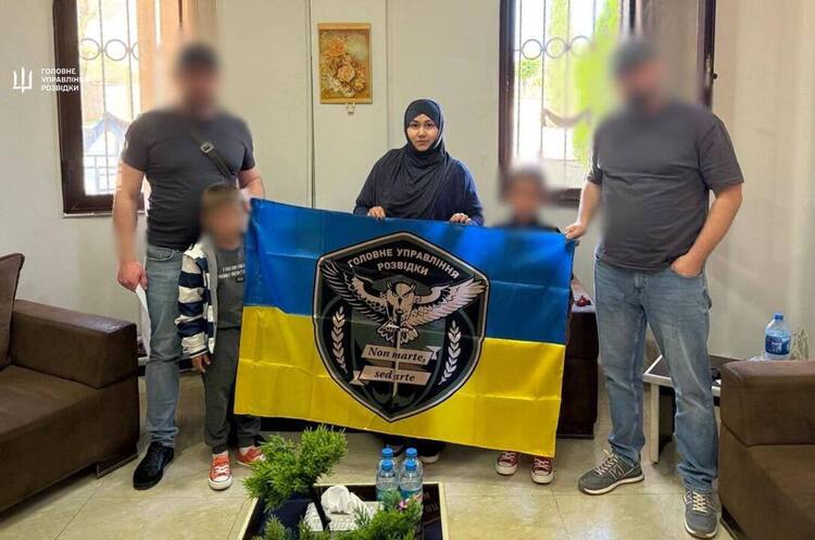 Фото: ГУР Українку з двома дітьми евакуювали з Сирії: їх утримували у закритому таборі упродовж шести років