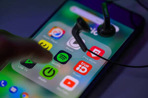 Spotify  ,      App Store