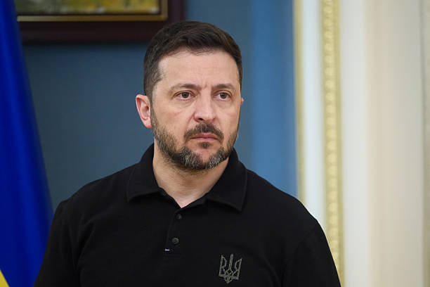 Зеленський розповів, чому не погодився на пропозицію путіна щодо триденного «перемир’я» Зеленський розповів, чому не погодився на пропозицію путіна щодо триденного «перемир’я»