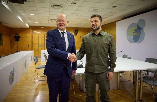 Зеленський подякував німецькому канцлеру Шольцу за підтримку України Зеленський подякував німецькому канцлеру Шольцу за підтримку України