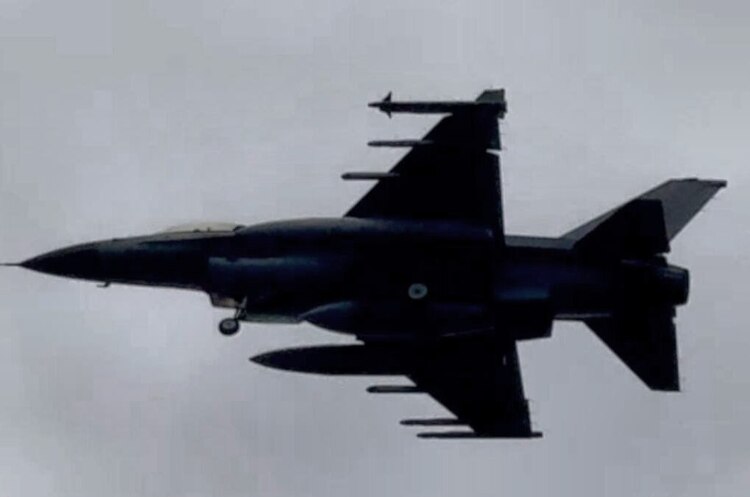 t.me/kpszsu/33957 Повітряні сили оприлюднили фото F-16, який збив п'ять російських дронів