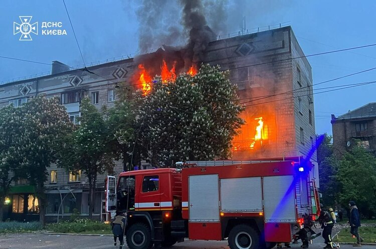 Фото: ДСНС України росія обстріляла Київ ракетами й дронами: є загиблі та поранені