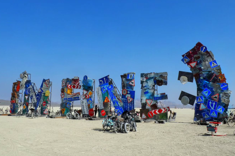 На фото – українська інсталяція I'm Fine:) на Burning Man «Під час війни – не до культури. Але, якщо вона була б на часі – не було б війни»